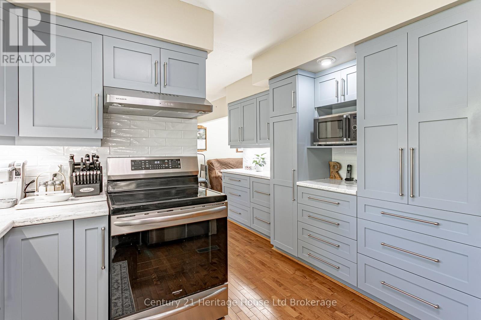 694 QUEEN STREET - 12
