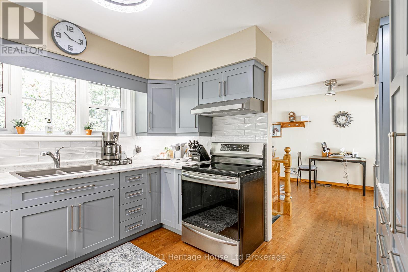 694 QUEEN STREET - 13