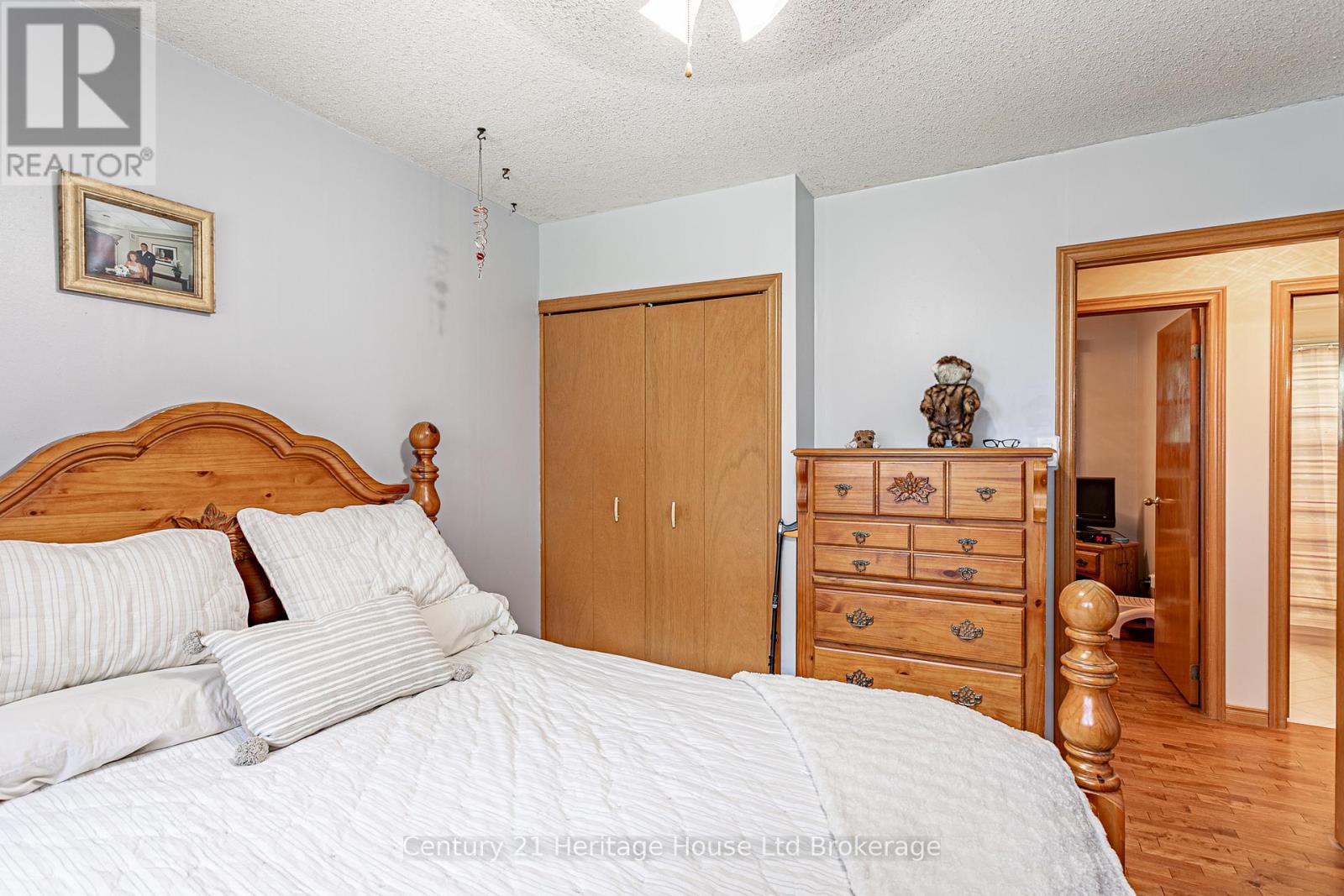 694 QUEEN STREET - 15