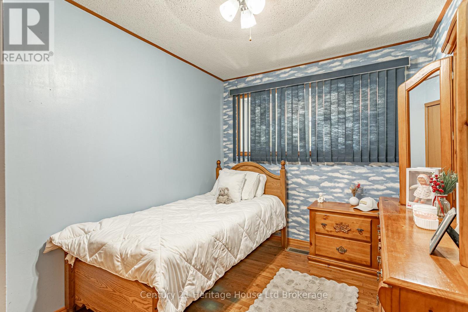 694 QUEEN STREET - 18