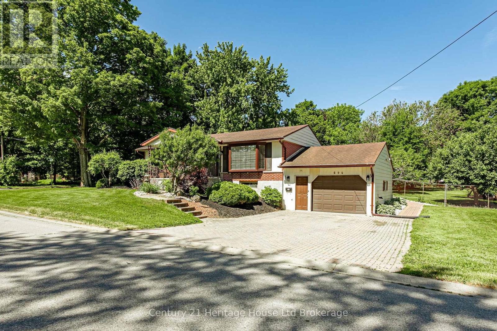 694 QUEEN STREET - 2