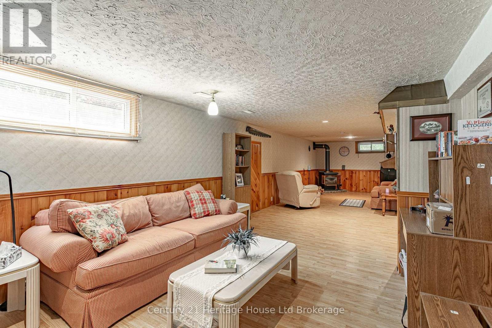 694 QUEEN STREET - 21