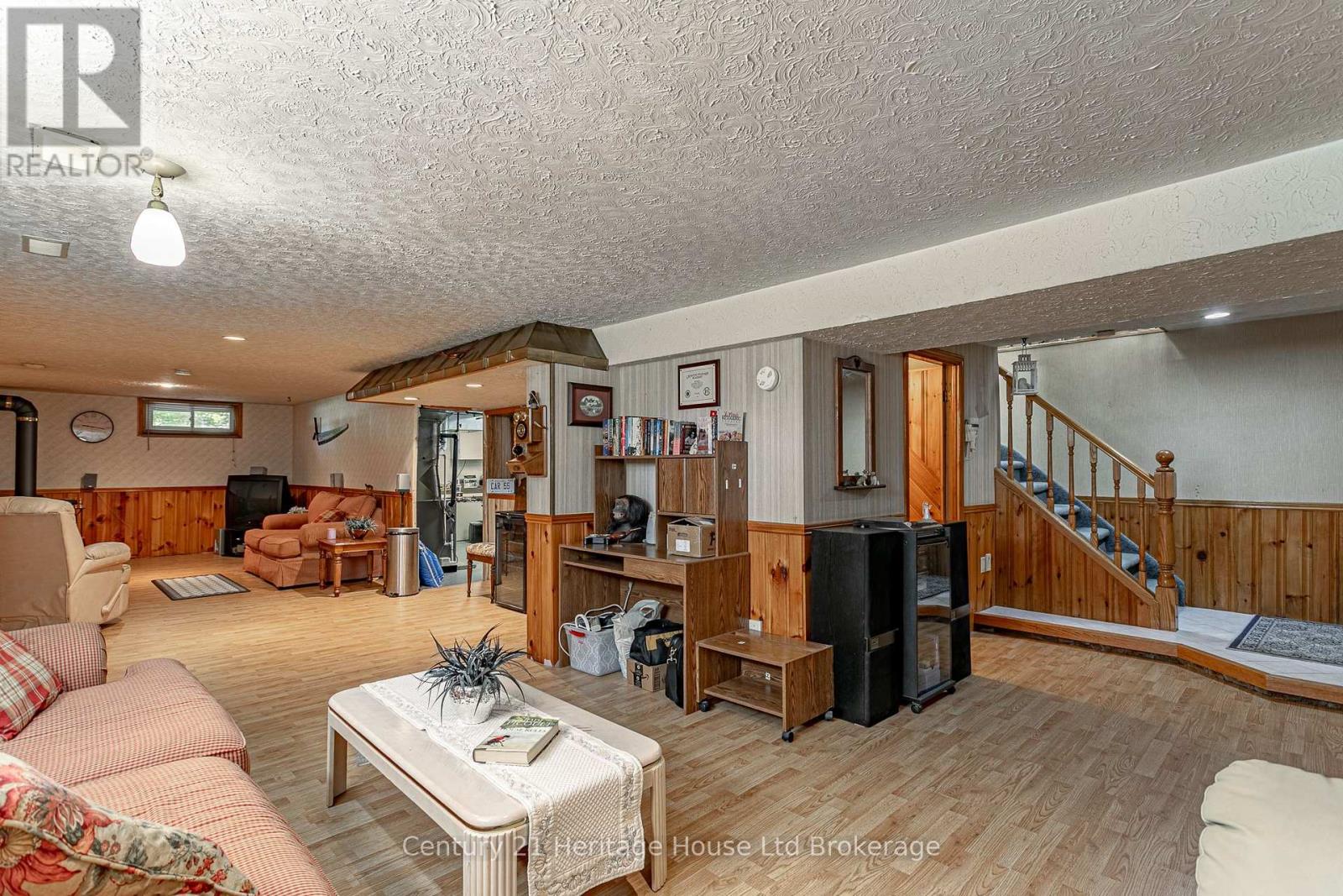 694 QUEEN STREET - 22