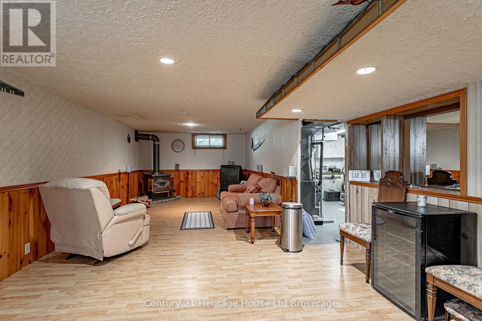 694 QUEEN STREET - 23