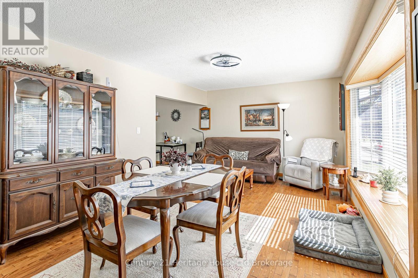 694 QUEEN STREET - 5