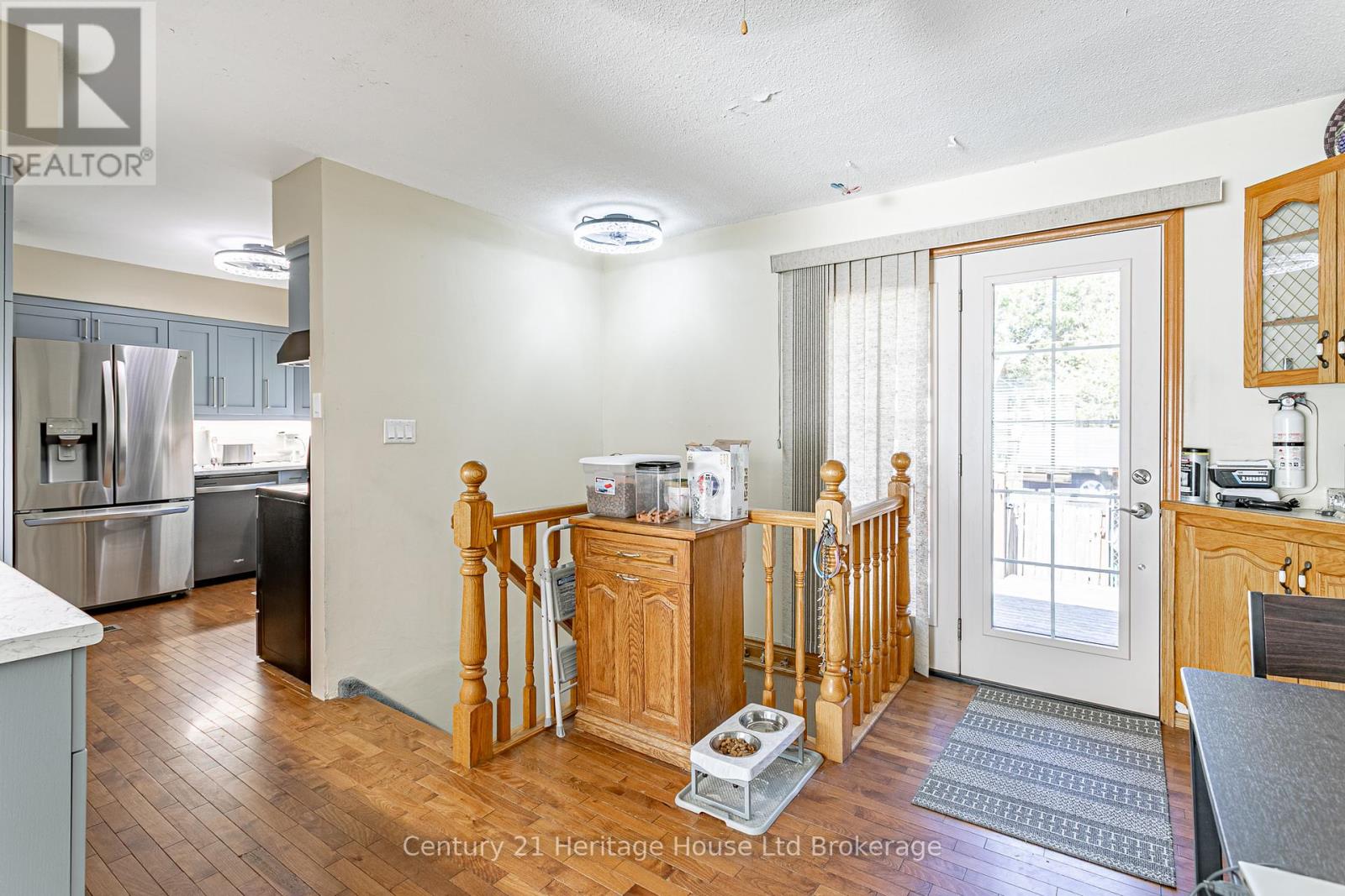 694 QUEEN STREET - 8