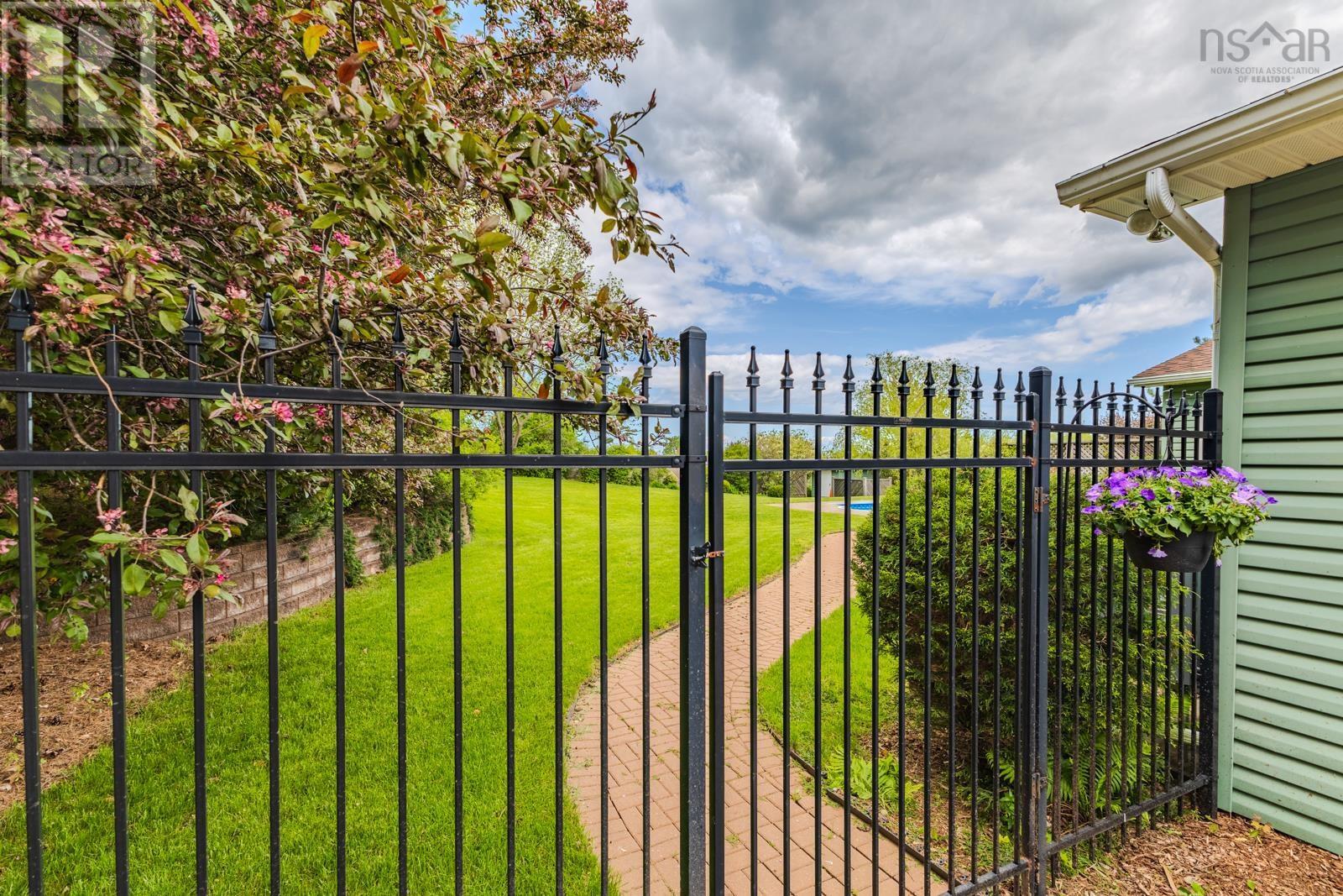 252 BLUE HERON Drive - 41