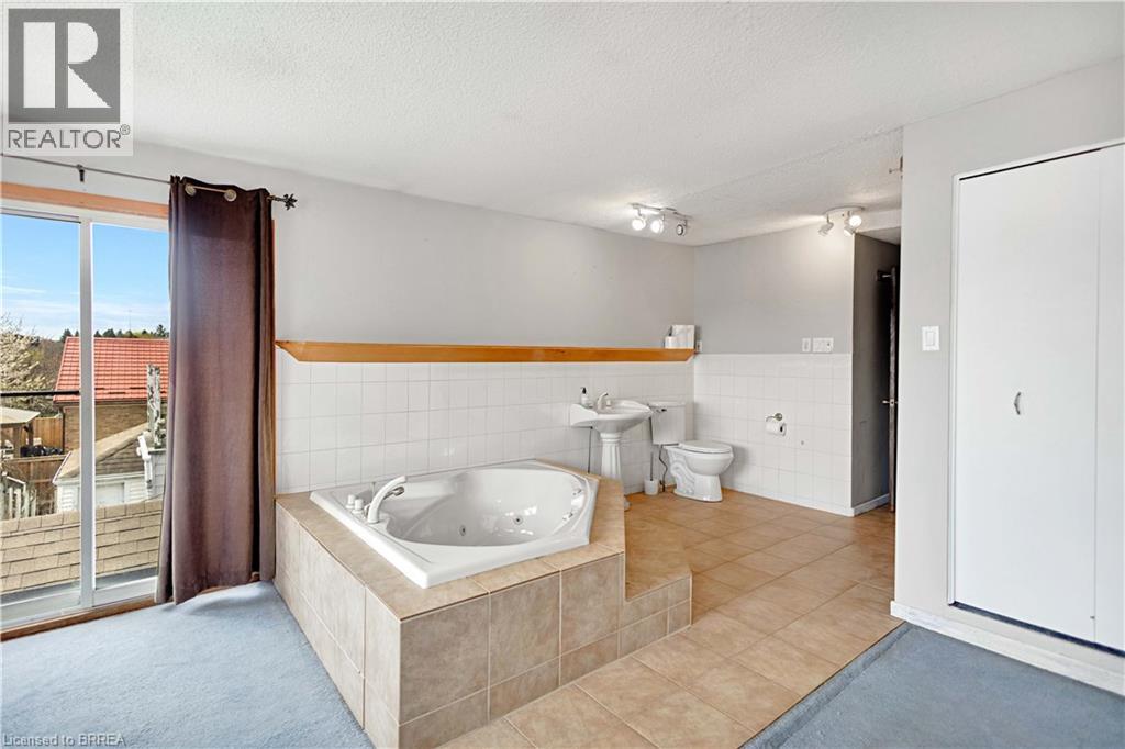 371 OTTAWA Street S - 24