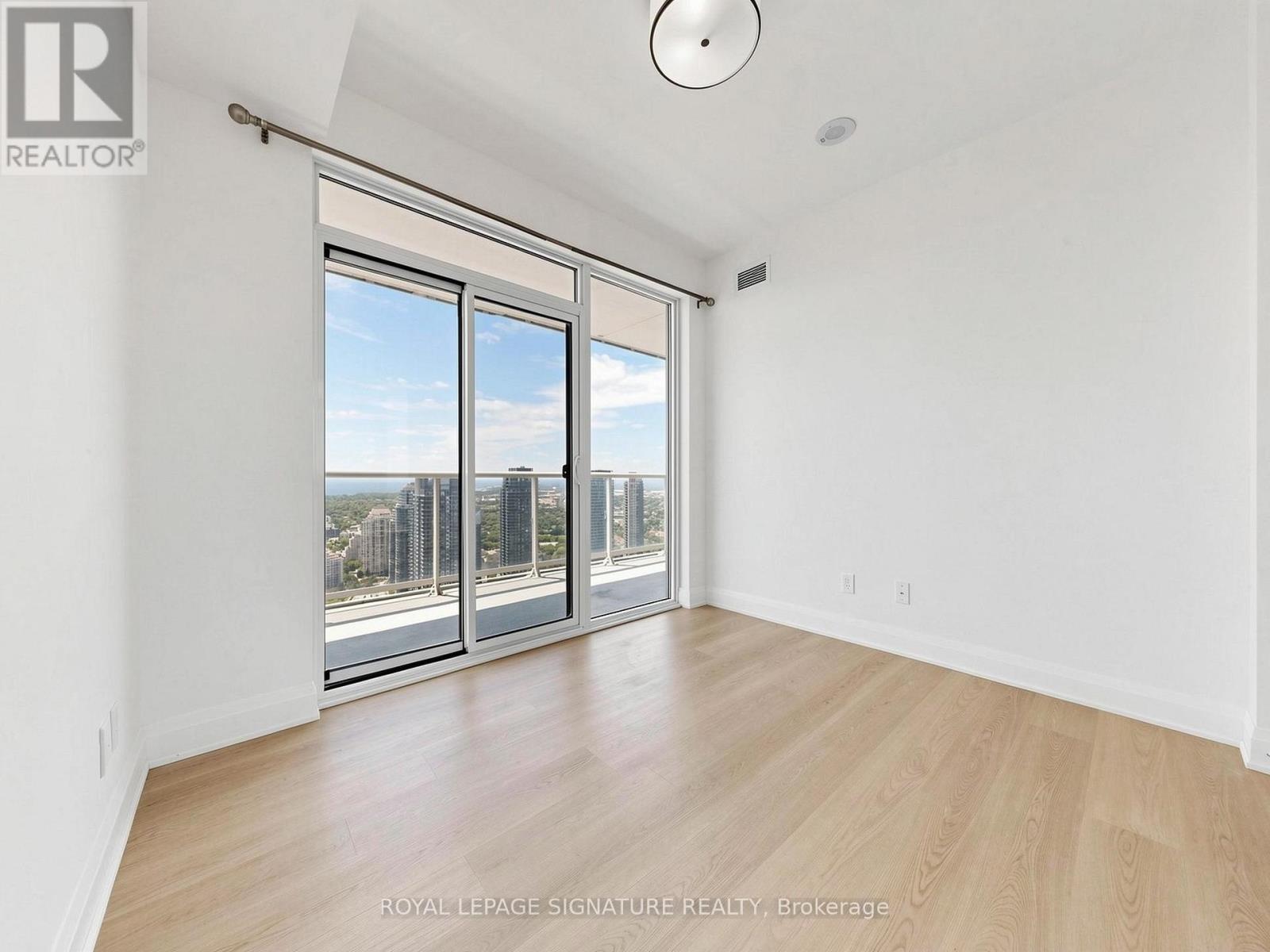 #4704 56 ANNIE CRAIG DRIVE - 18