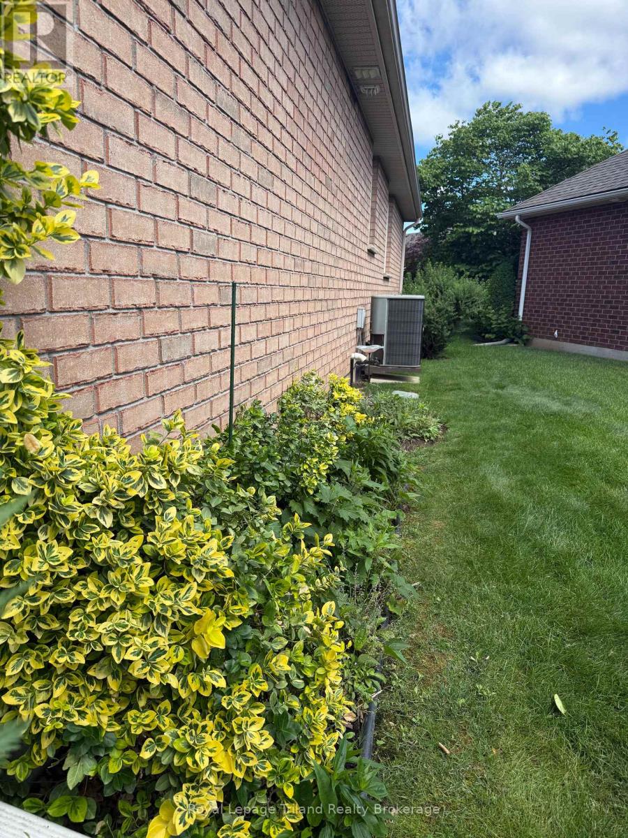121 WESTON DRIVE - 35