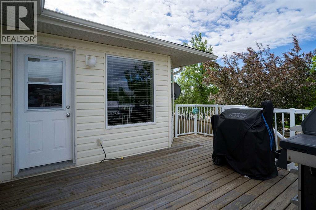 Rear deck off kirchen/dining