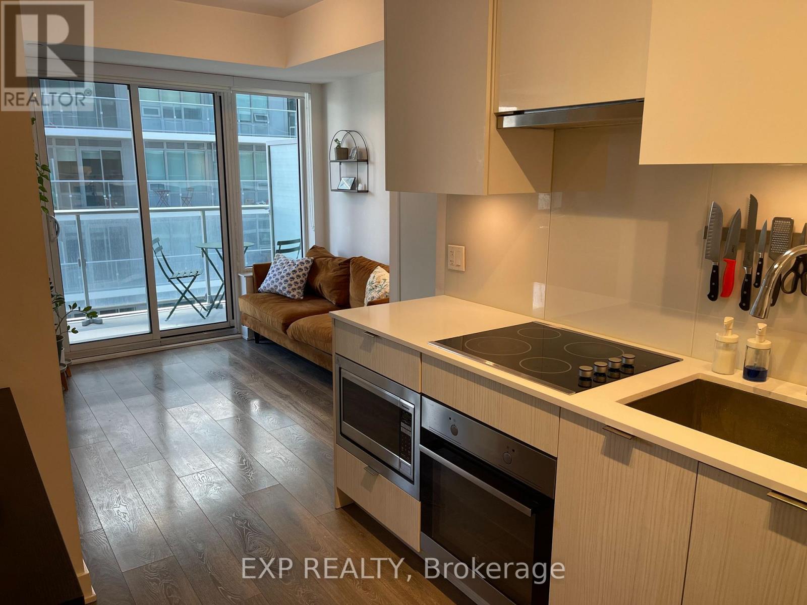 Modern, bright kitchen