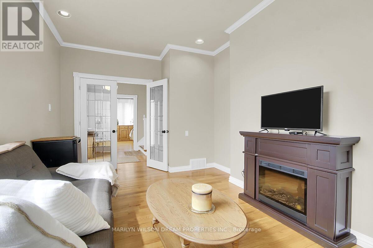 3276 BARLOW CRESCENT - 23