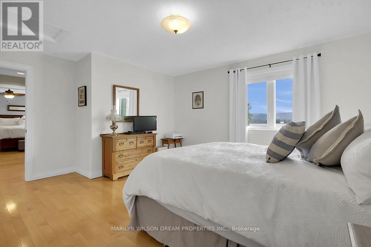 3276 BARLOW CRESCENT - 32