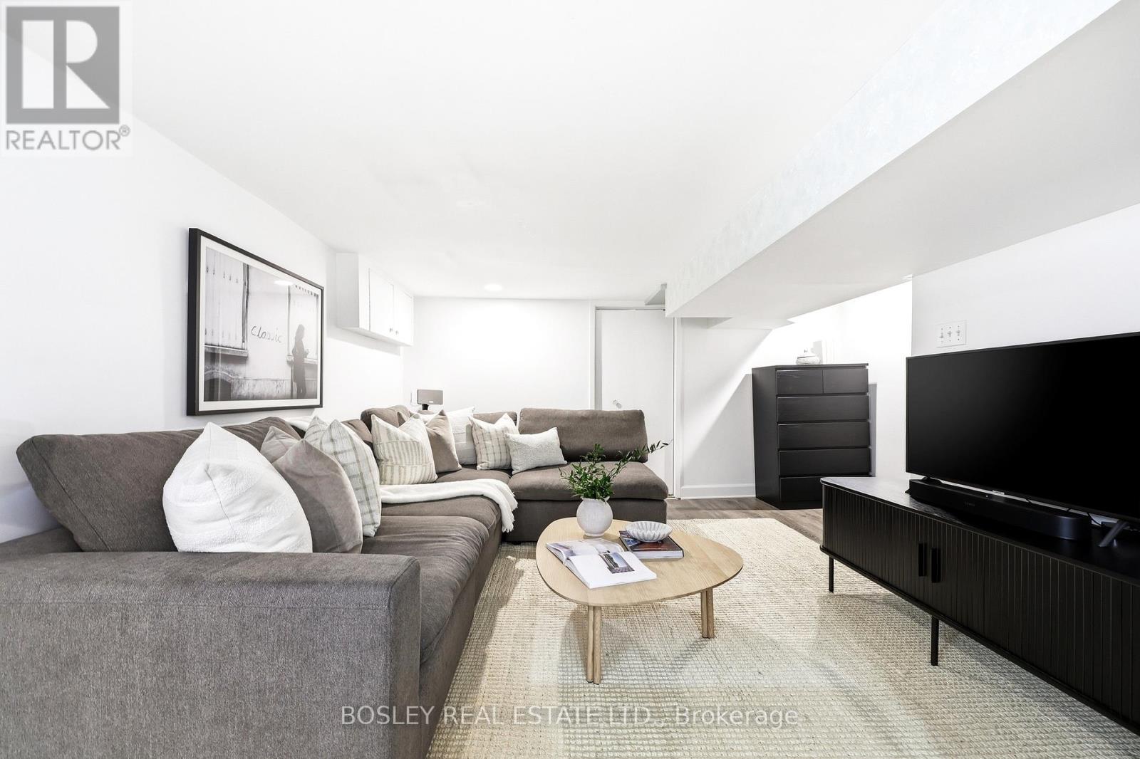 682 MILVERTON BOULEVARD - 35