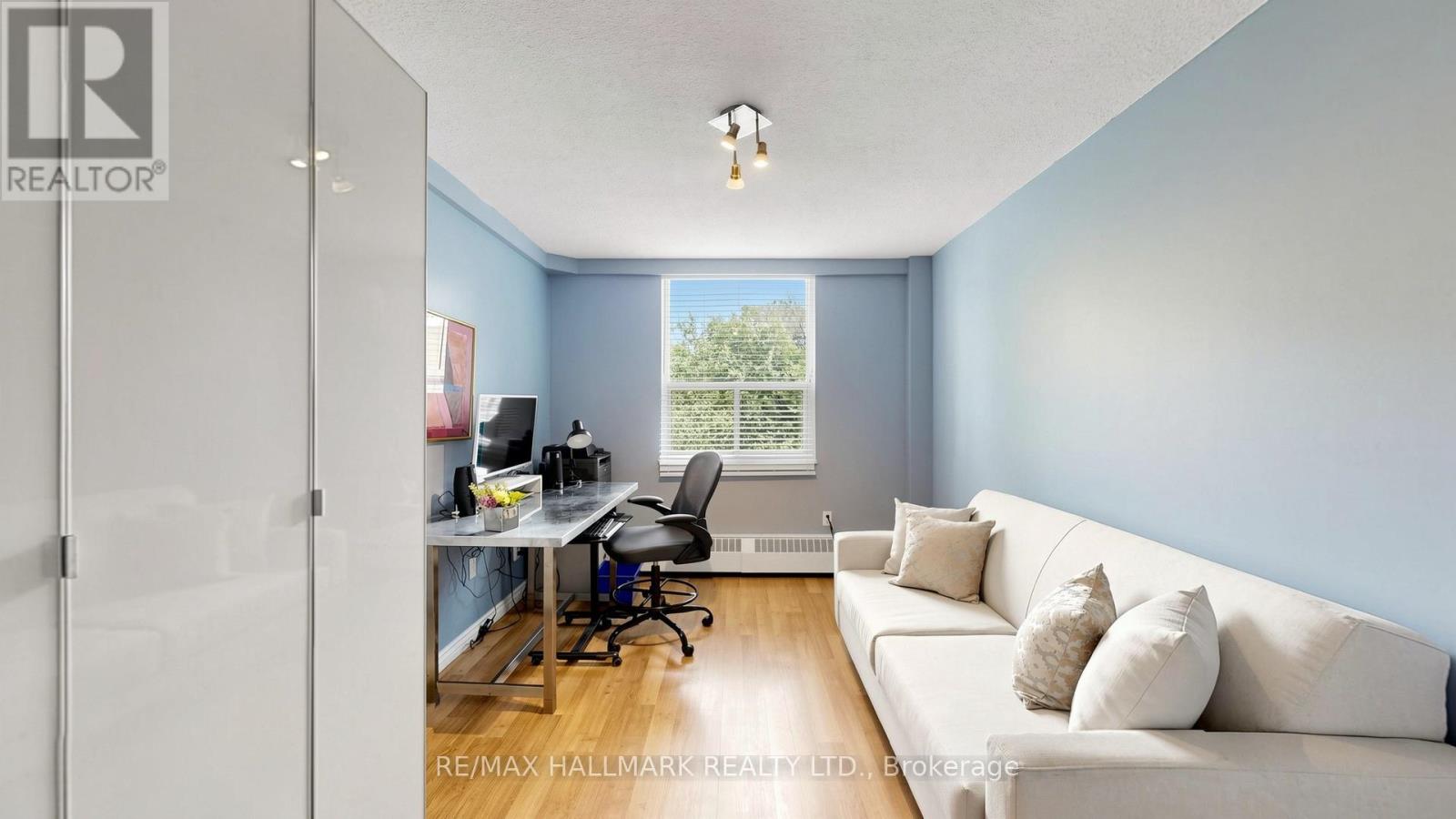 #402 49 QUEEN STREET E - 21
