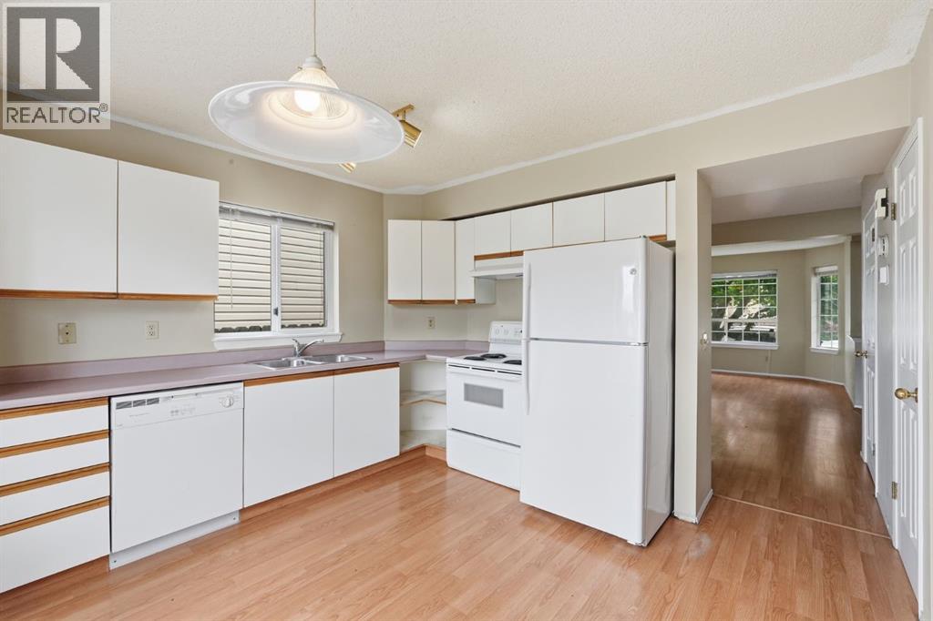298 Costa Mesa Close NE — photo 12