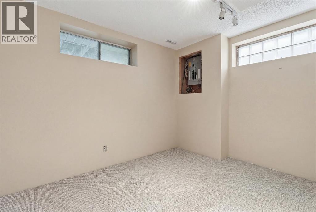 298 Costa Mesa Close NE — photo 32