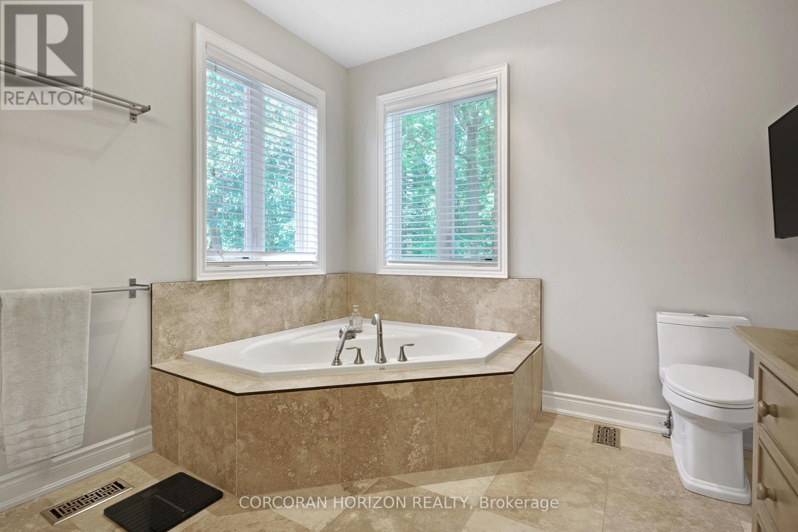 #8 258 EDGEWATER CRESCENT - 33