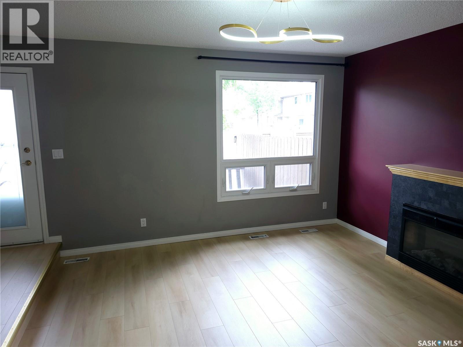#18 1128 McKercher DRIVE - 4