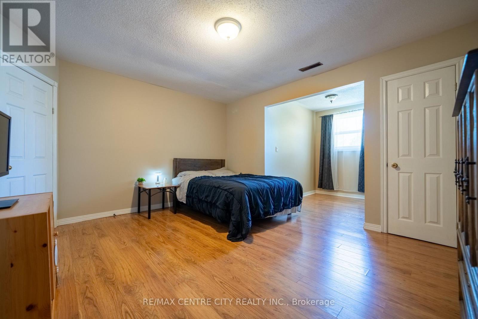 176 EASTMAN AVENUE - 32