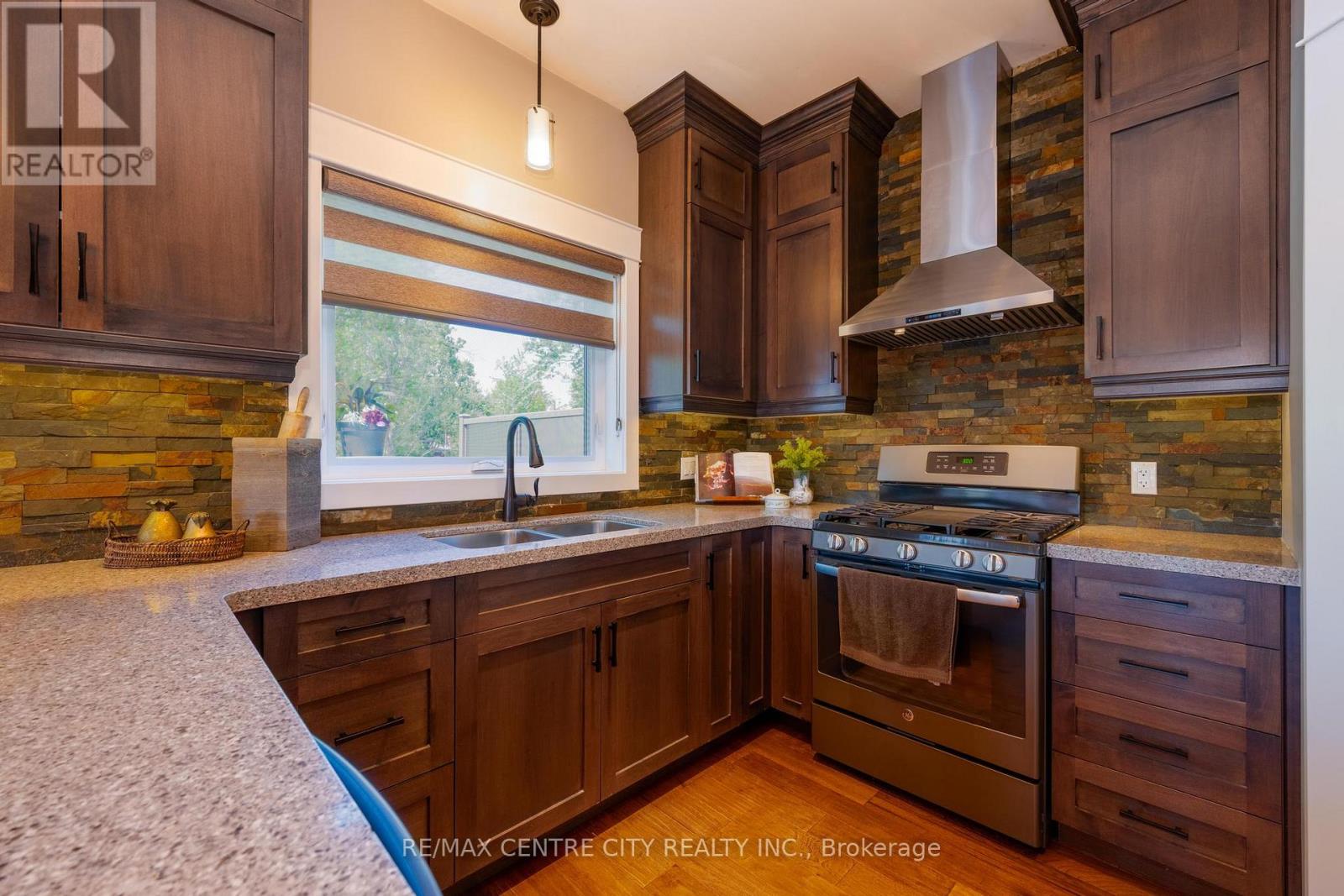 2580 DUNDAS STREET - 14