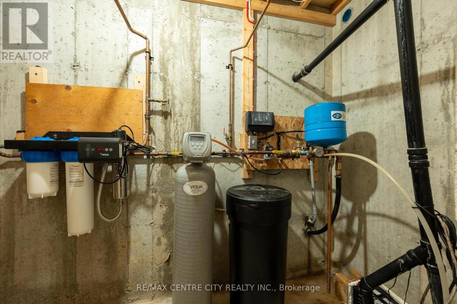 2580 DUNDAS STREET - 31