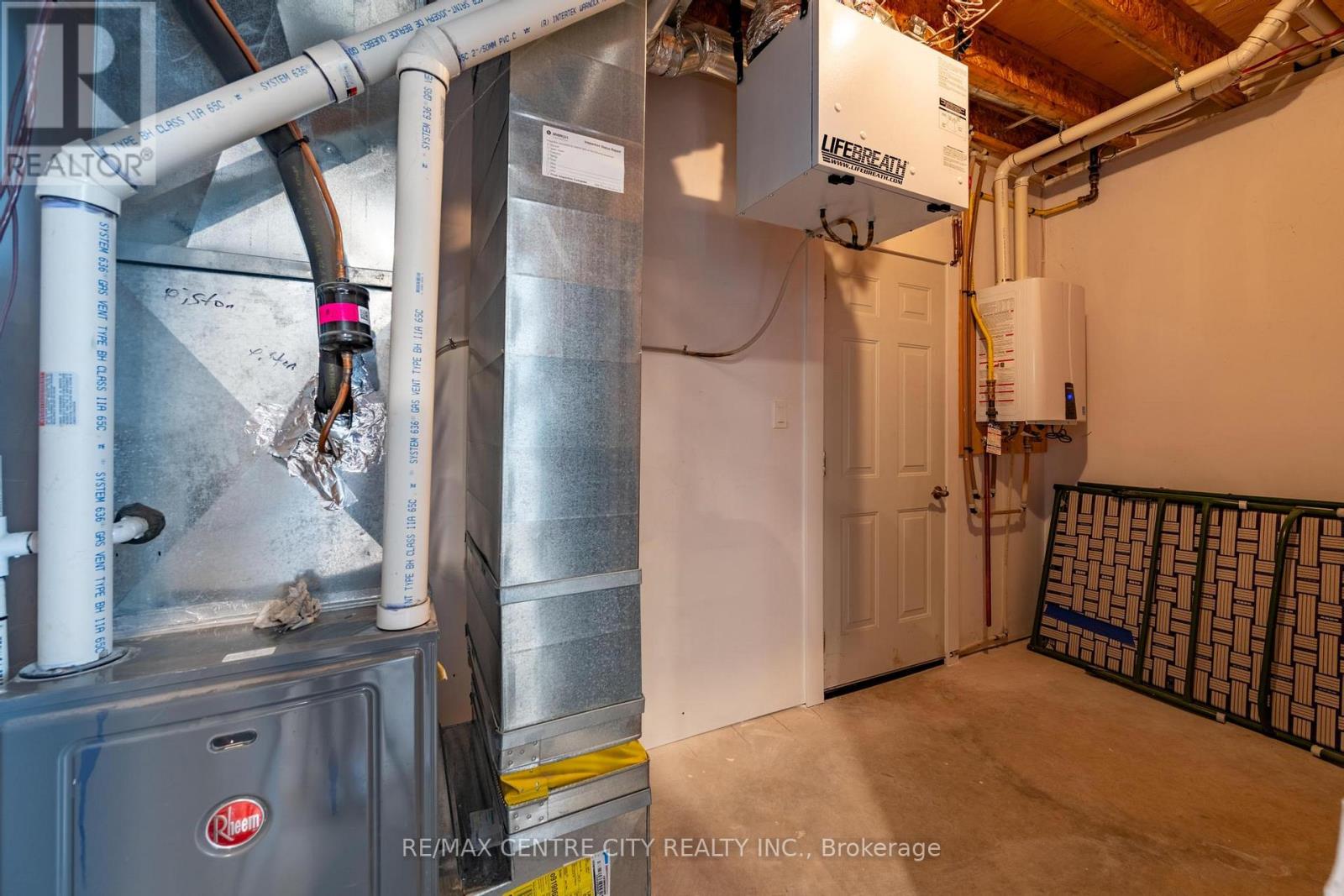2580 DUNDAS STREET - 32