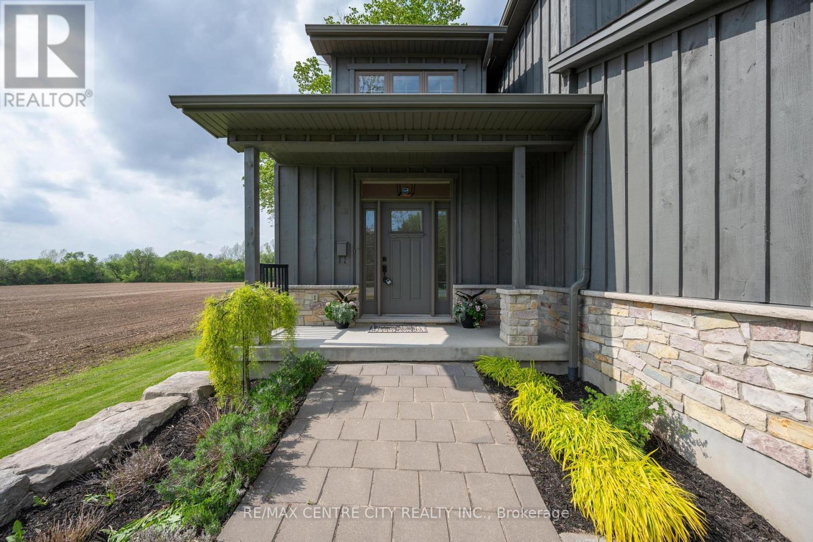 2580 DUNDAS STREET - 33