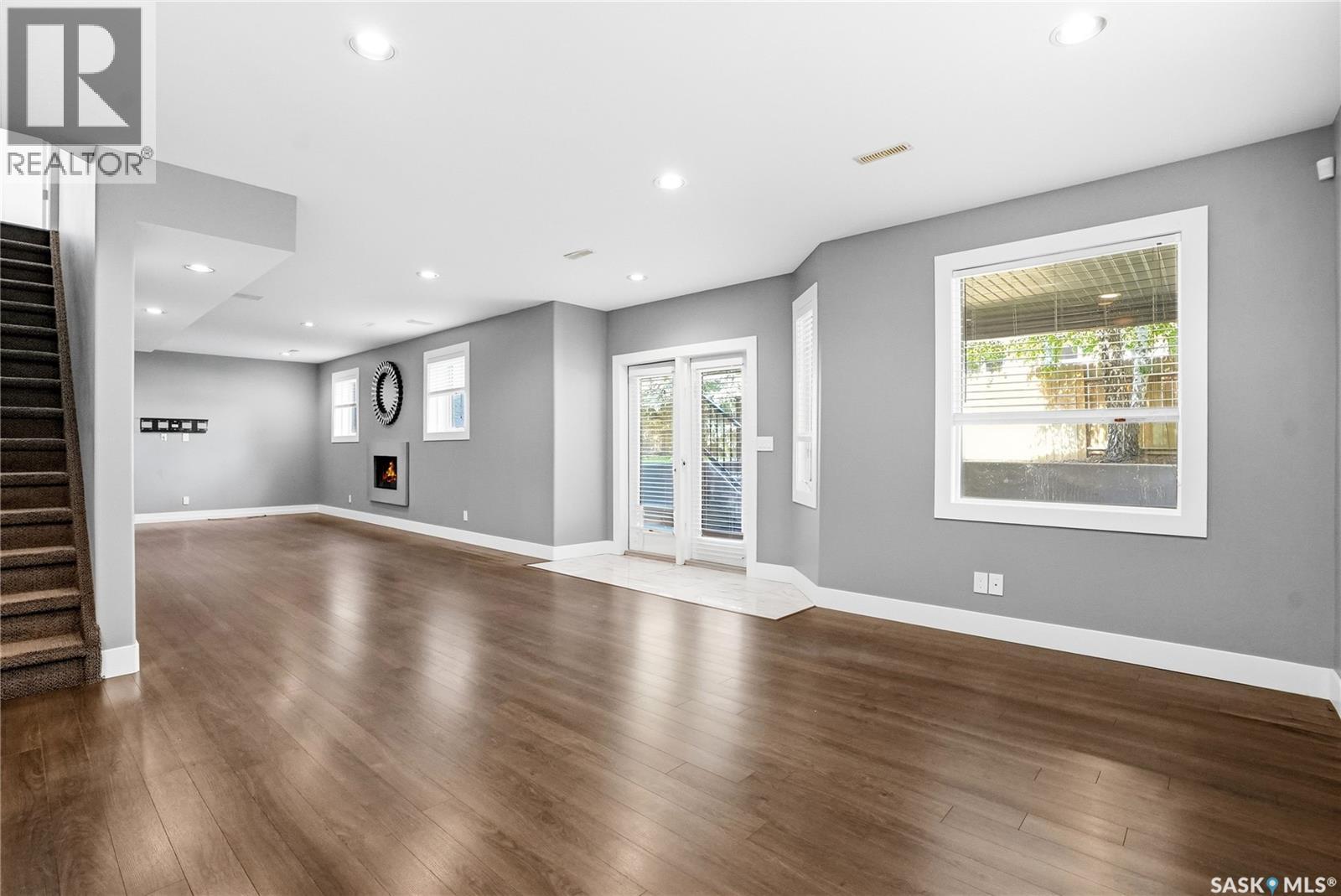 210 Horlick CRESCENT - 44