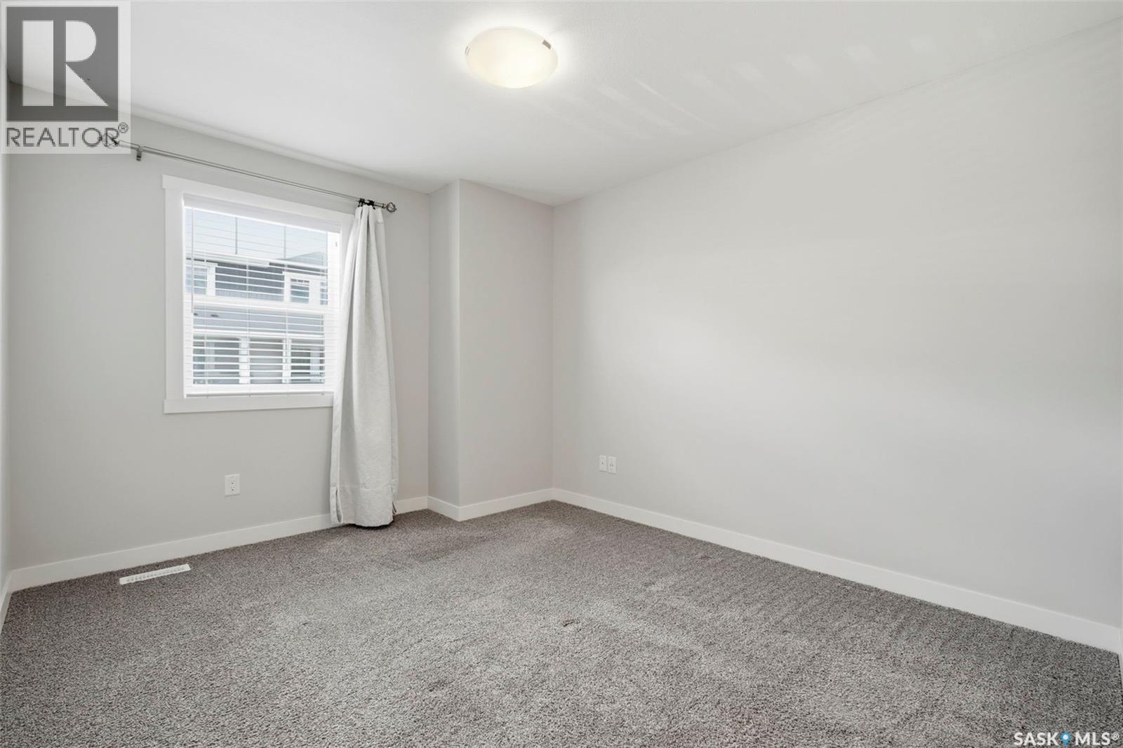102 315 Dickson CRESCENT — photo 21
