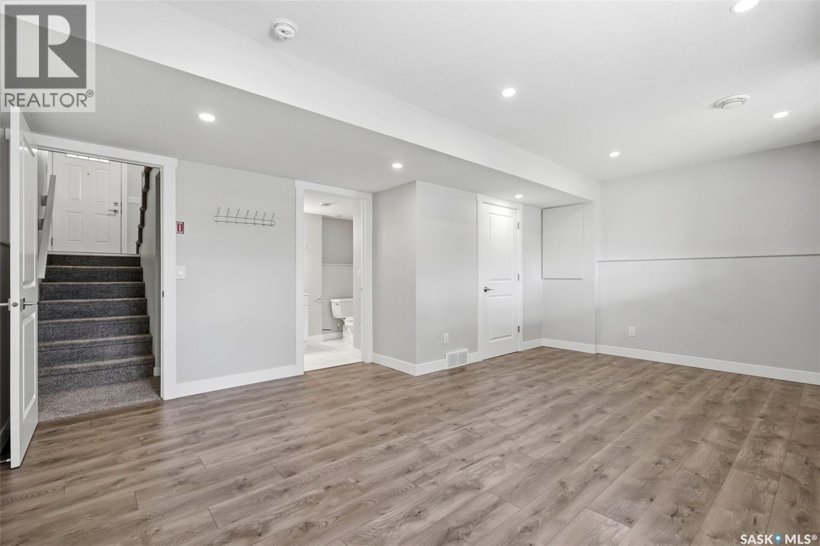 102 315 Dickson CRESCENT — photo 27