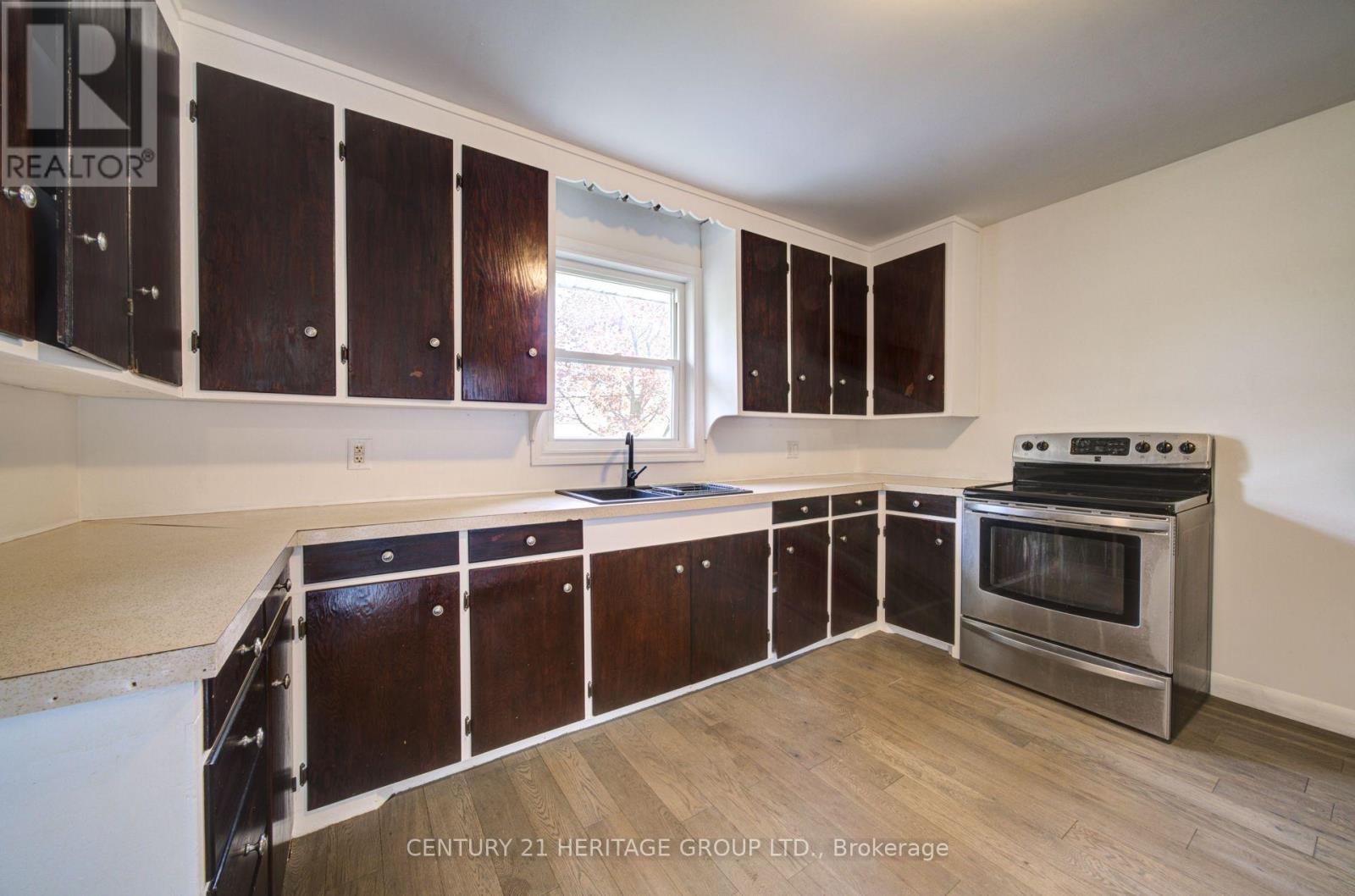 1654 METRO ROAD N - 11