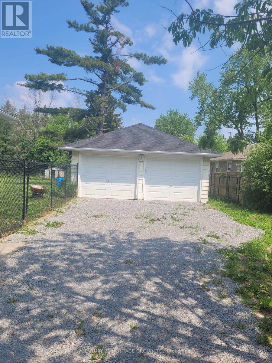 1654 METRO ROAD N - 2