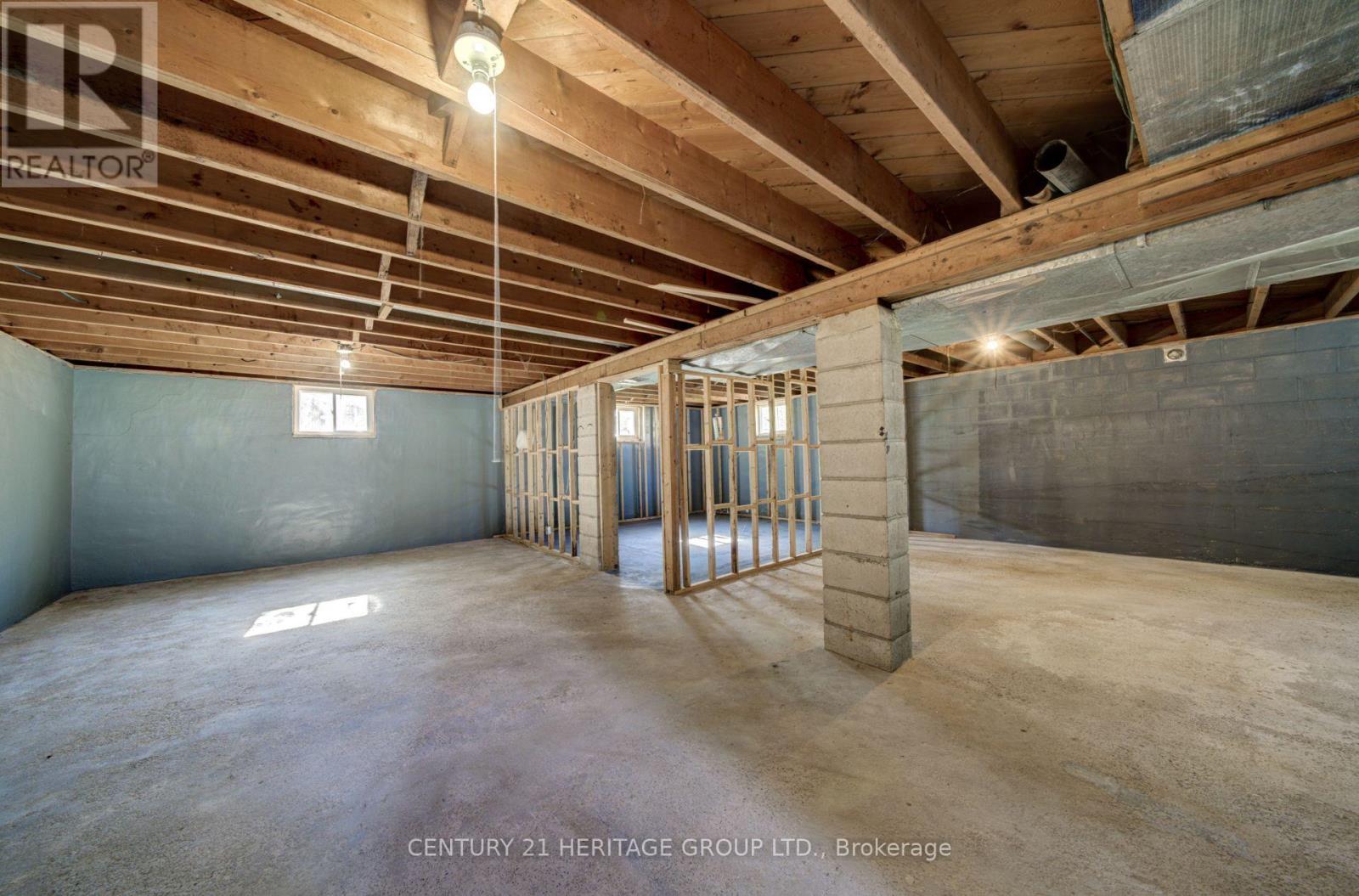 1654 METRO ROAD N - 21
