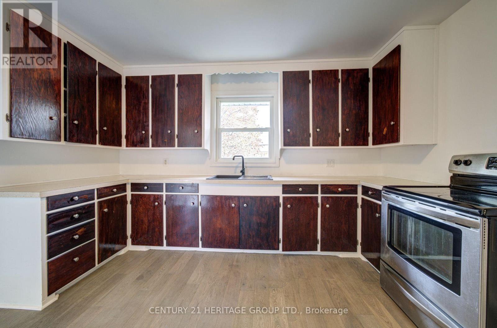 1654 METRO ROAD N - 10