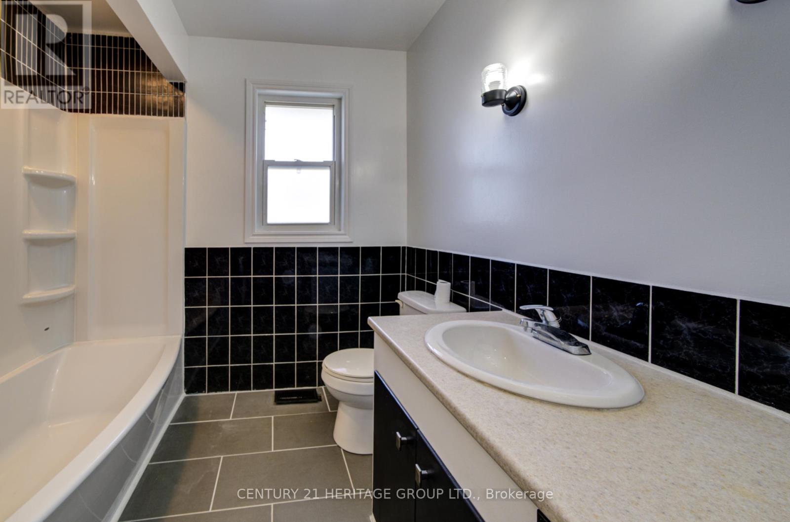1654 METRO ROAD N - 13