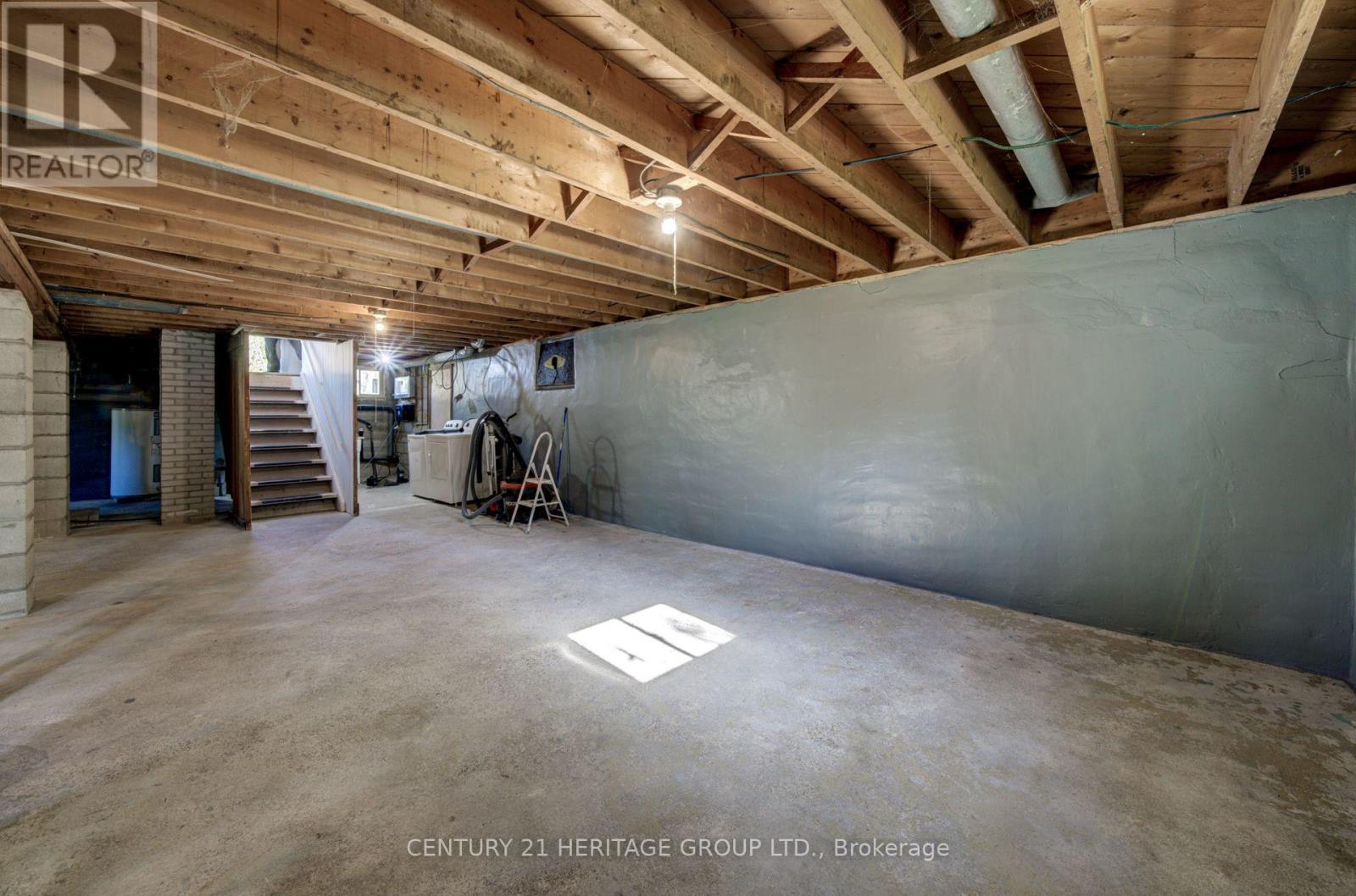 1654 METRO ROAD N - 24