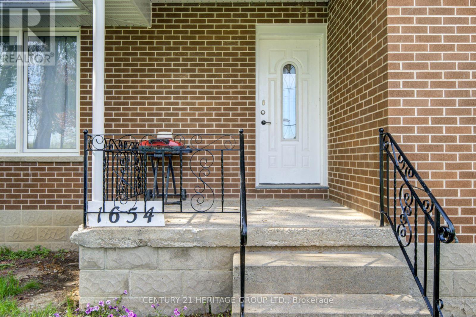 1654 METRO ROAD N - 3