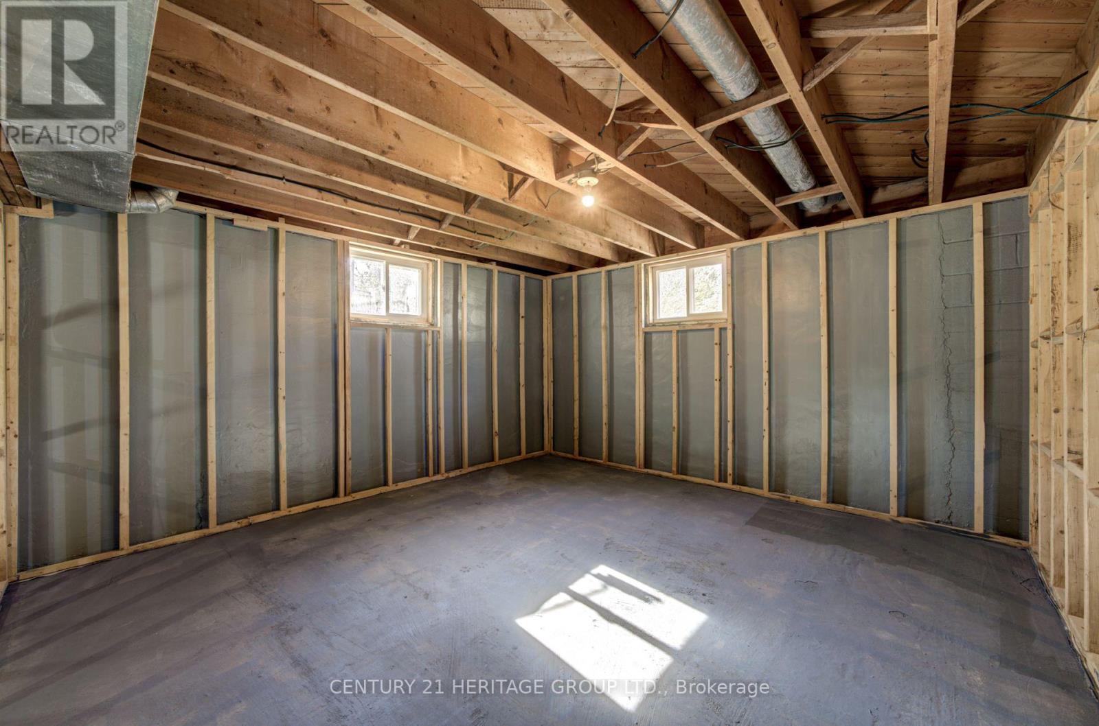 1654 METRO ROAD N - 23