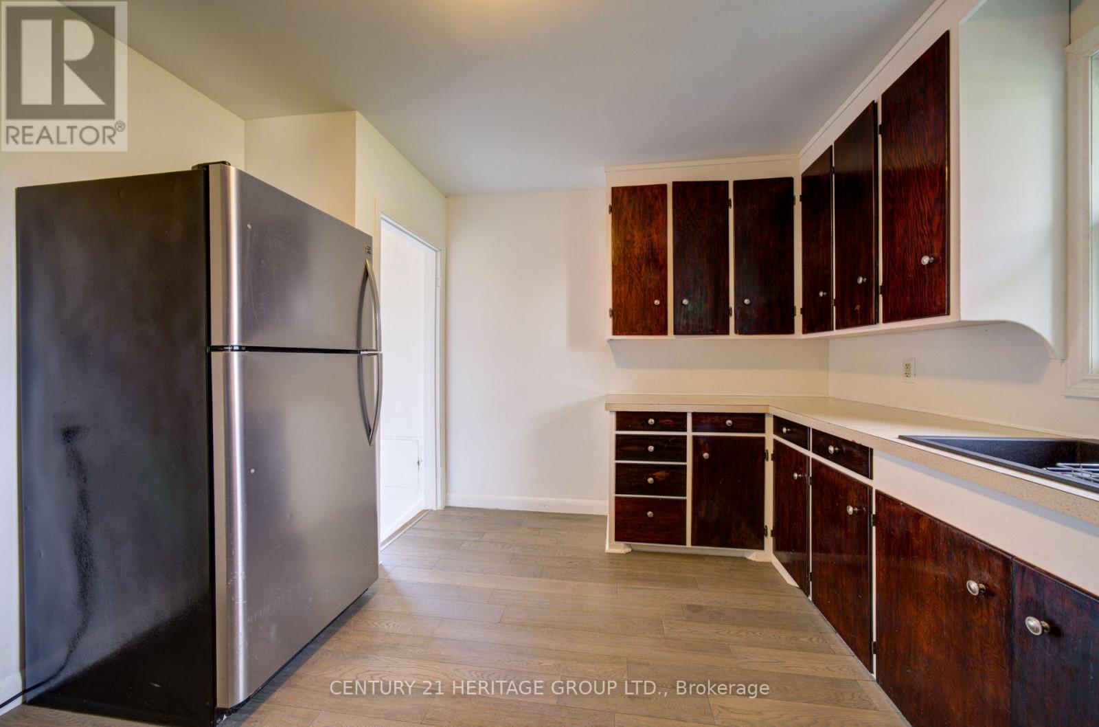 1654 METRO ROAD N - 12