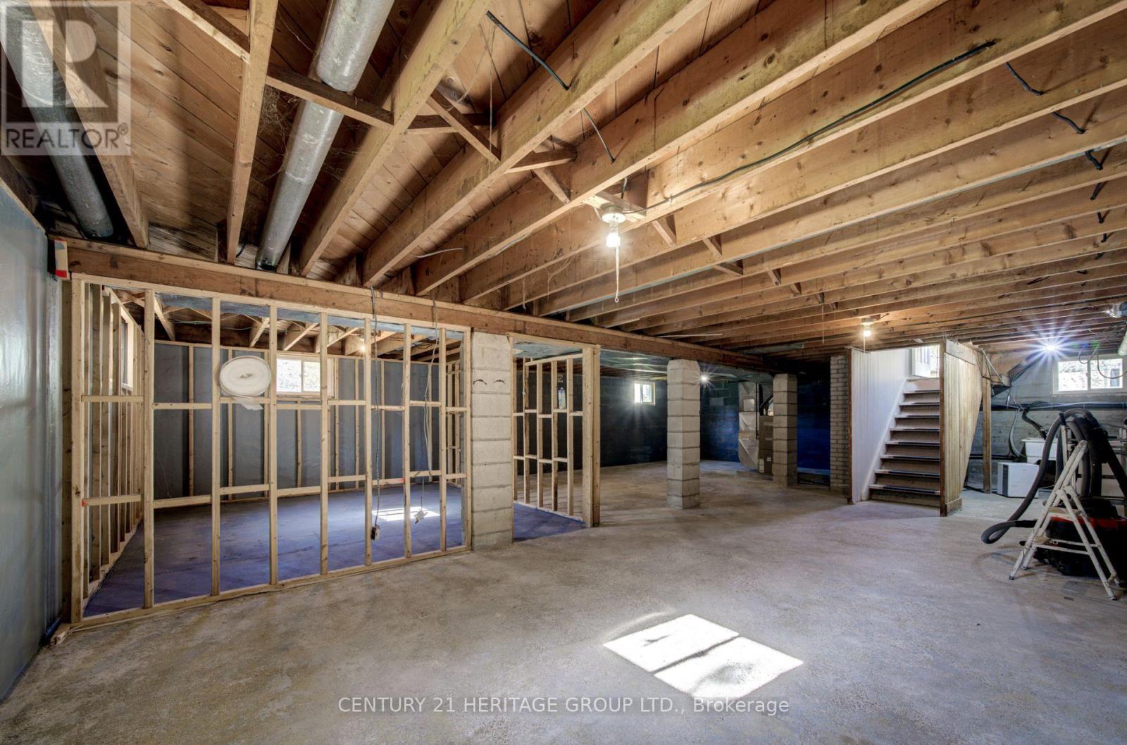 1654 METRO ROAD N - 25
