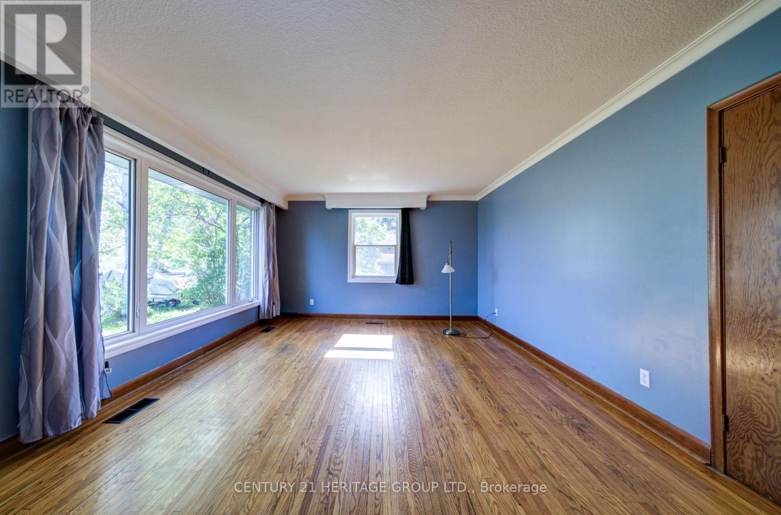1654 METRO ROAD N - 5