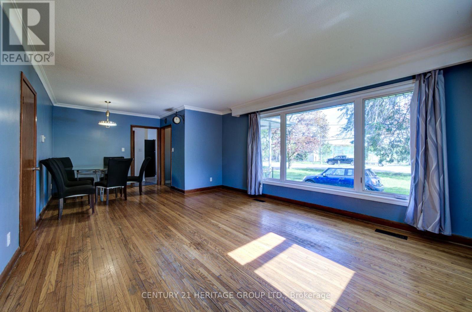1654 METRO ROAD N - 7