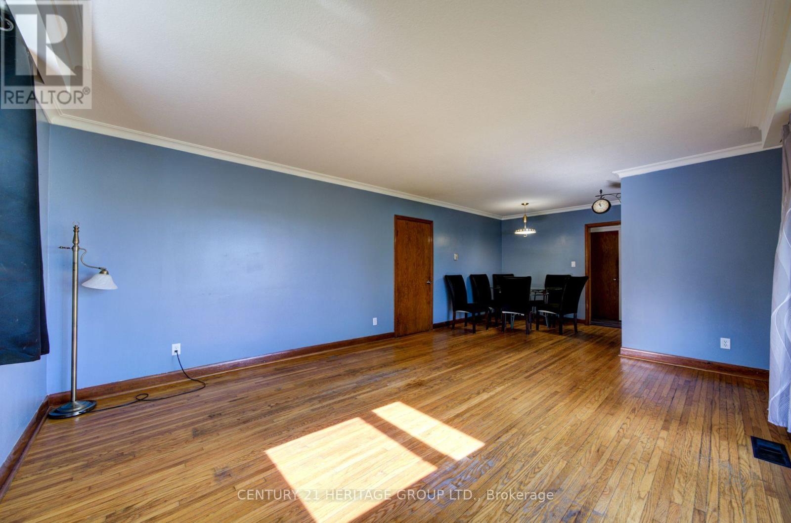 1654 METRO ROAD N - 8