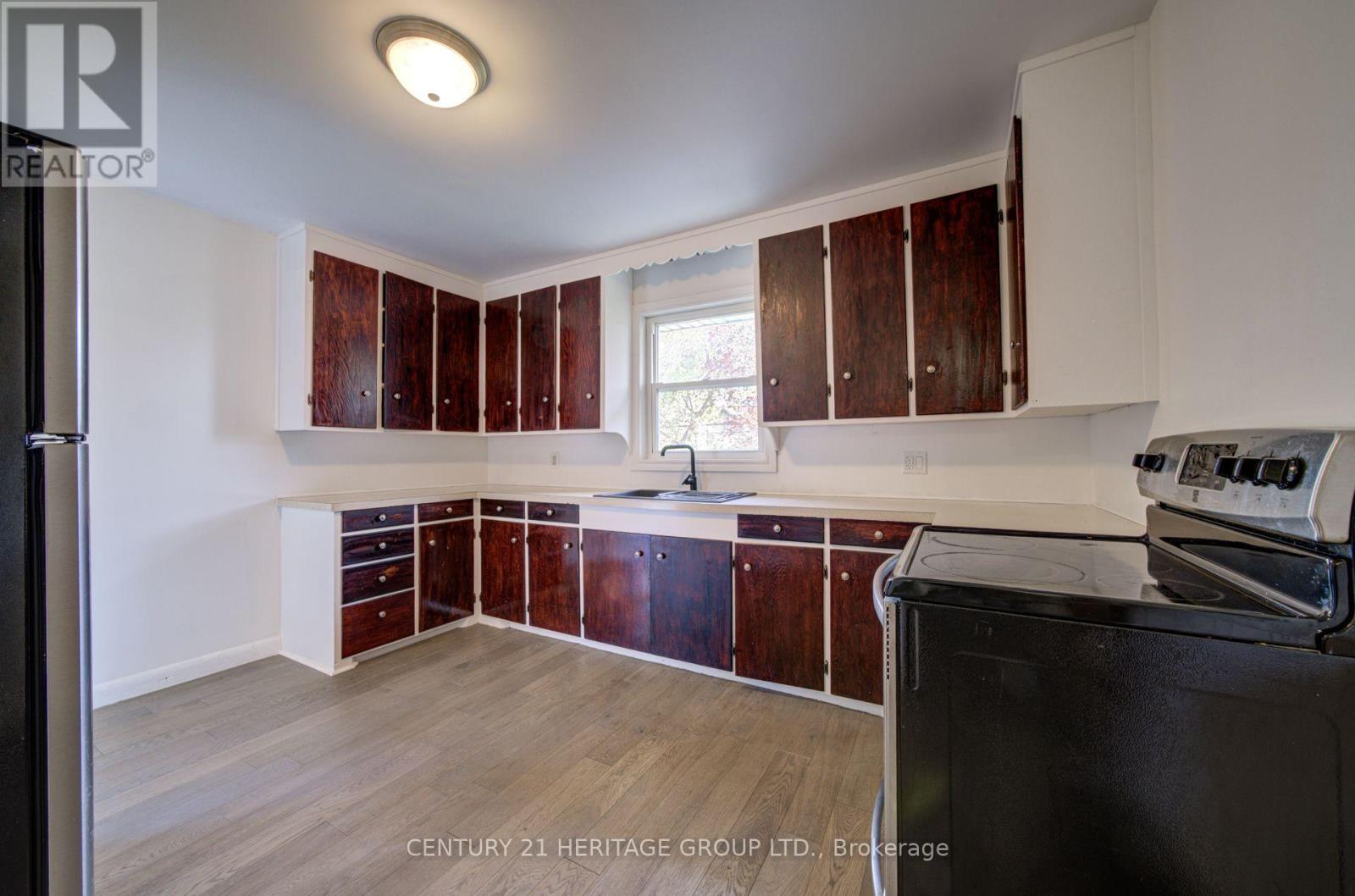 1654 METRO ROAD N - 9