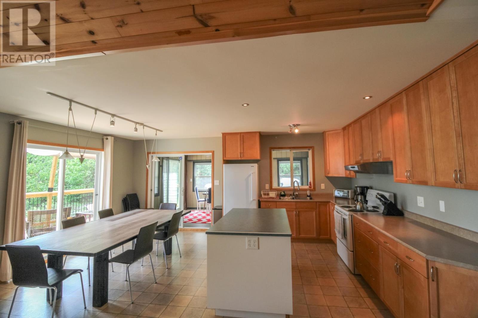36 Poplar Bay RD - Image 9