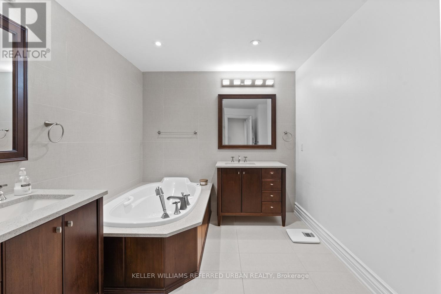 #1802 38 AVENUE ROAD - 18