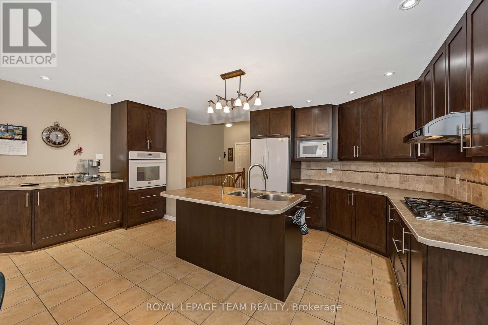 3 Bed, 3 Bath House for Sale in Ottawa – 6515 WADDION DRIVE, Ottawa – MLS# X13446018 - Image 11