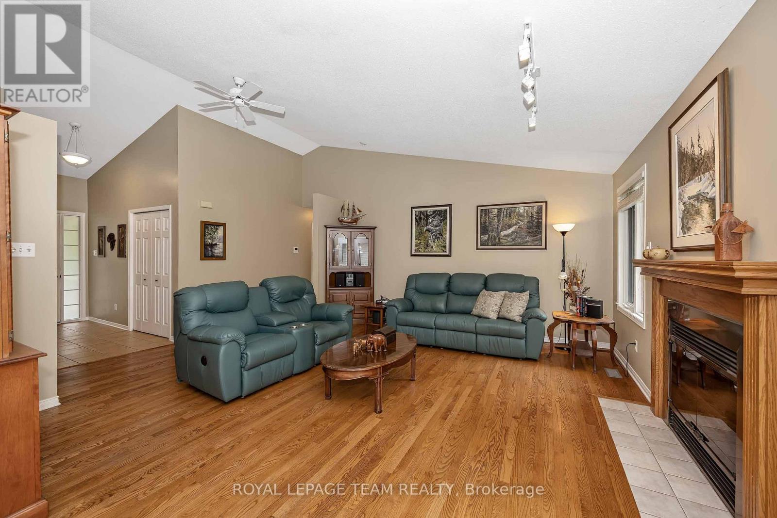 3 Bed, 3 Bath House for Sale in Ottawa – 6515 WADDION DRIVE, Ottawa – MLS# X13446018 - Image 7